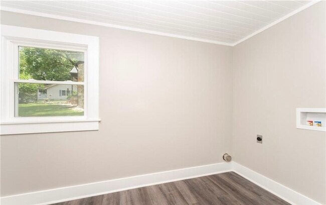 Building Photo - 3140 S Stratford Rd