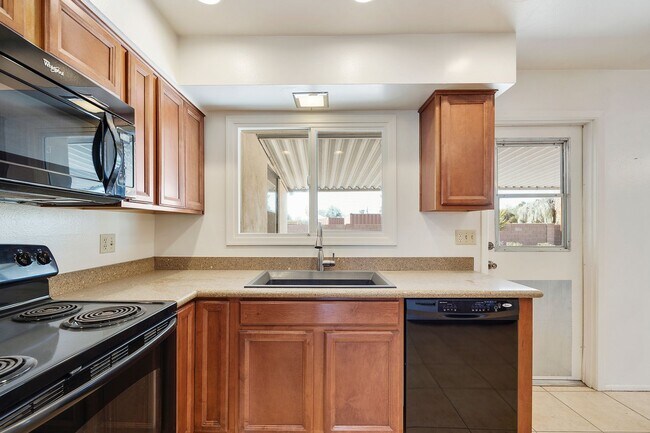 Building Photo - Great Location close to Old Town Scottsdale!