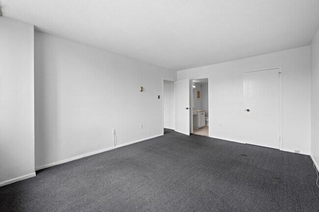 Building Photo - 1 E University Pkwy