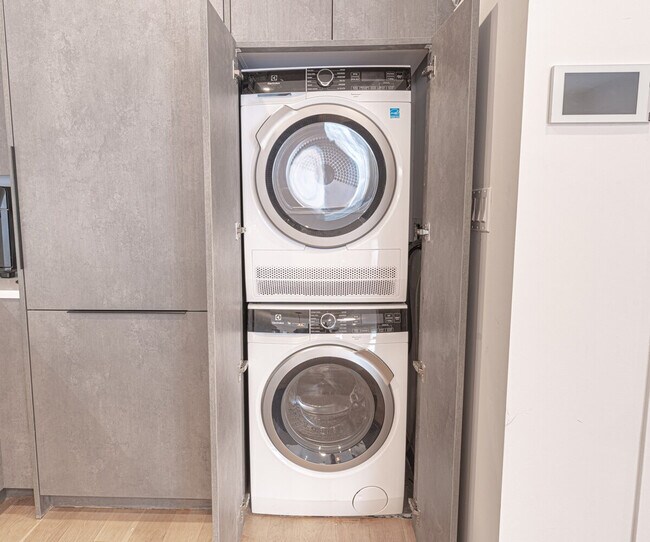 Building Photo - 233 Covert St.