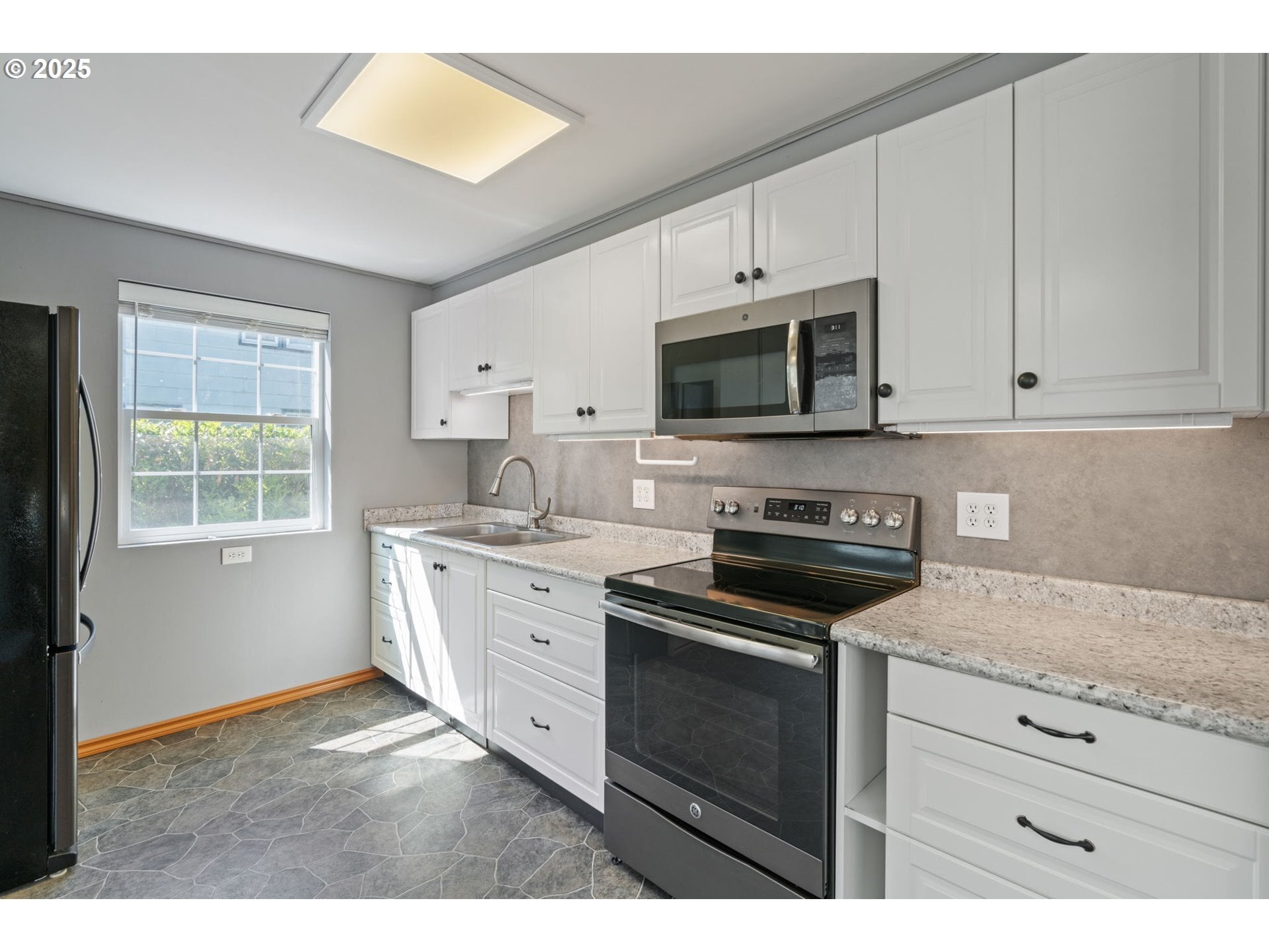 Building Photo - 5324 SE Flavel St