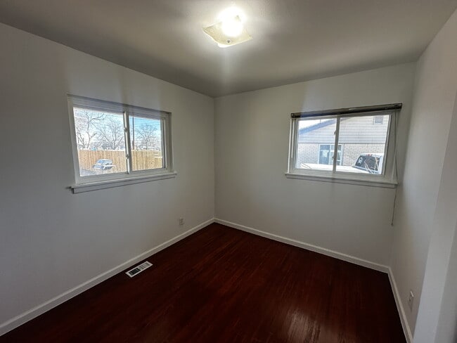 Building Photo - Available Immediately!  Spacious 6-Bedroom Retreat with 2 Full Baths in Charming Denver Locale!