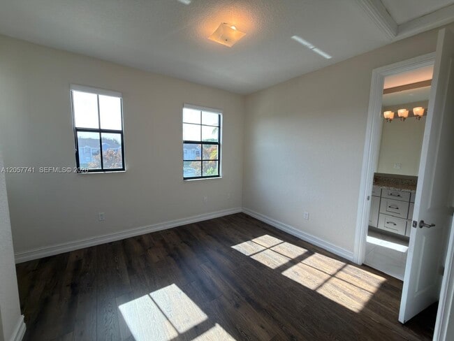 Building Photo - 455 SW 113th Ln