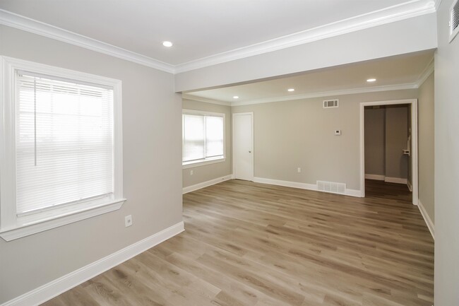Building Photo - 4600 N Renshaw Dr