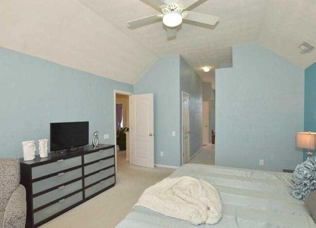 Building Photo - 1st suite with full bath!
