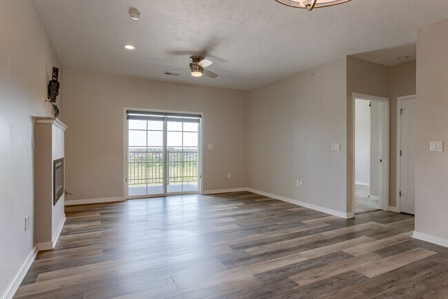 Building Photo - Must See Condo!!