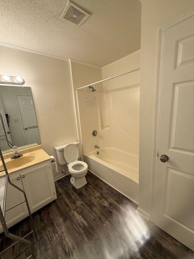 Building Photo - Nice 2 bedroom, 1.5 Townhouse