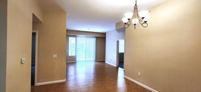 Building Photo - 2 Bedroom recently painted 2nd Floor Condo in Guard Gated Park Avenue!