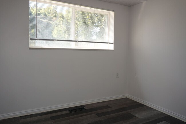 Building Photo - 117 W 250 N