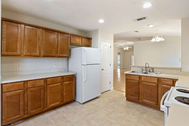 Building Photo - 4 bedroom 2 bathroom home in SW Pensacola ...