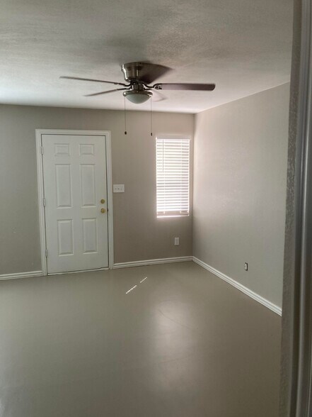 Living room entrance - 2723 e southgate ave