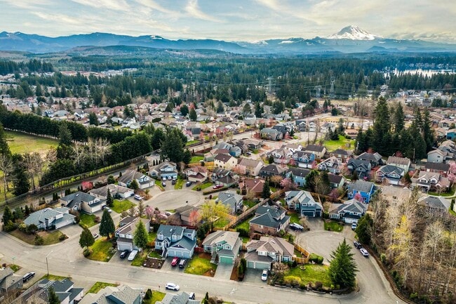 Building Photo - Immaculate 3 bed with lg fenced yard