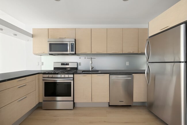 Building Photo - 350 W 42nd St