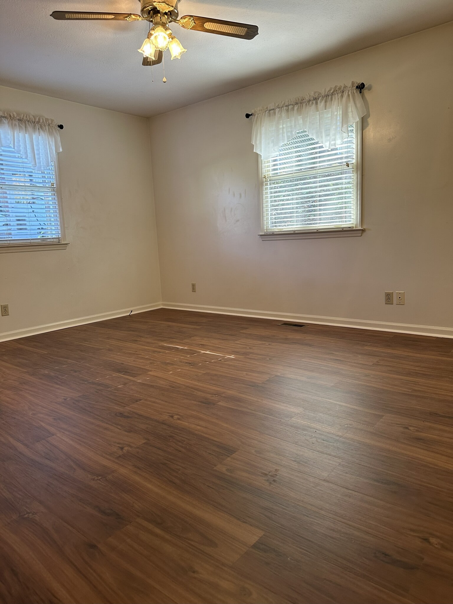 Building Photo - 625 Clearview Dr