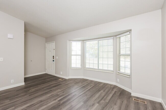 Building Photo - 5902 Woodview Dr