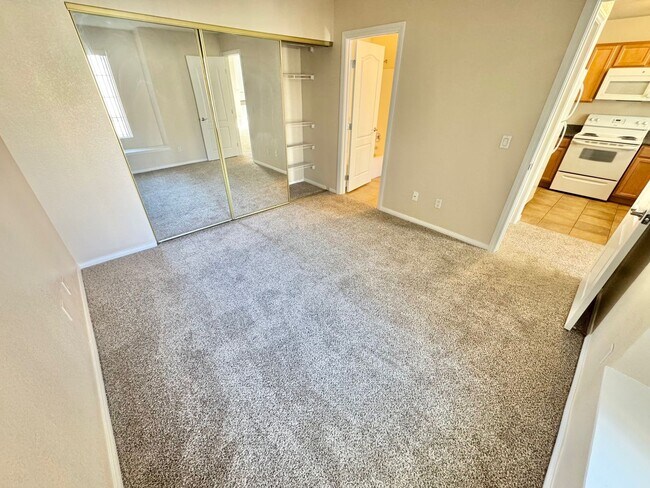 Building Photo - CUTE 2ND FLOOR UNIT, 2 BEDROOM/2 BATH CONDO!