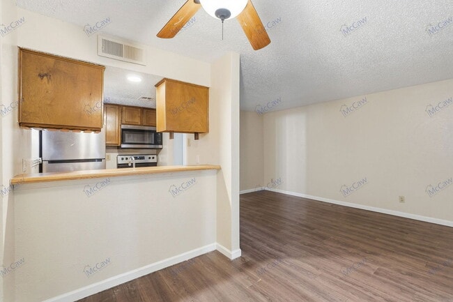 Building Photo - 9520 Royal Ln