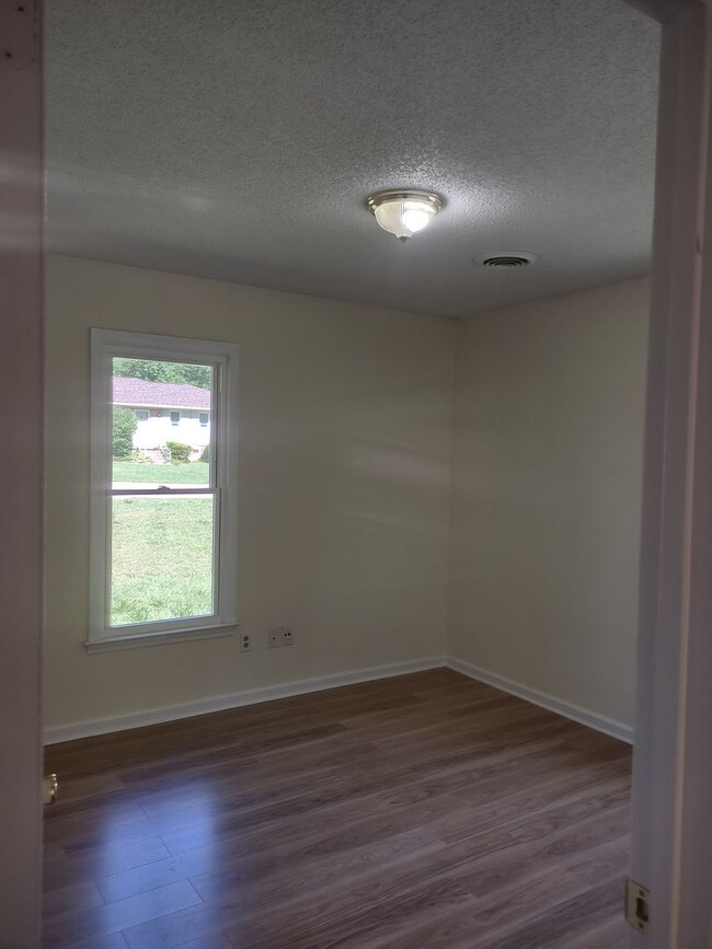 Building Photo - Wonderful Three Bedroom Home in Northeast ...