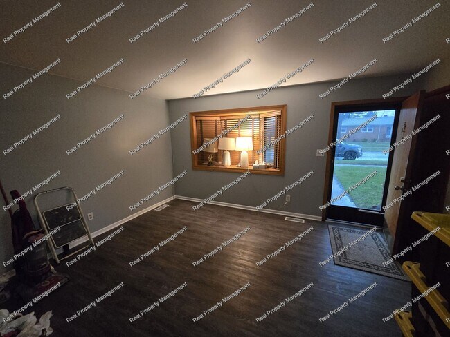 Building Photo - Three Bedroom Ranch