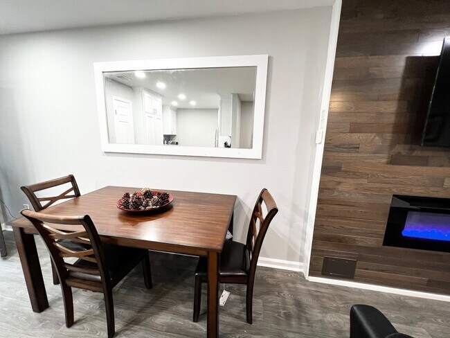 Building Photo - 5569 Pine Gate Dr