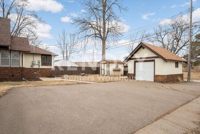 Building Photo - Available July 1st 5 Bedroom 2 Bath Single Family Home in Robbinsdale
