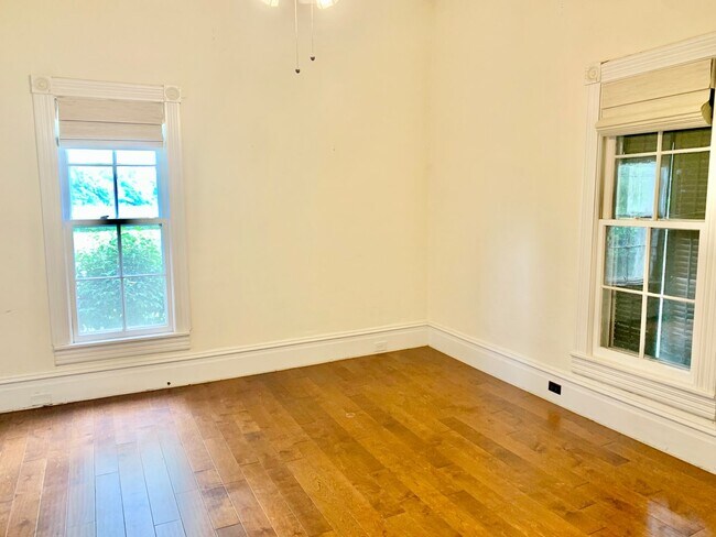 Building Photo - 3 Bedroom