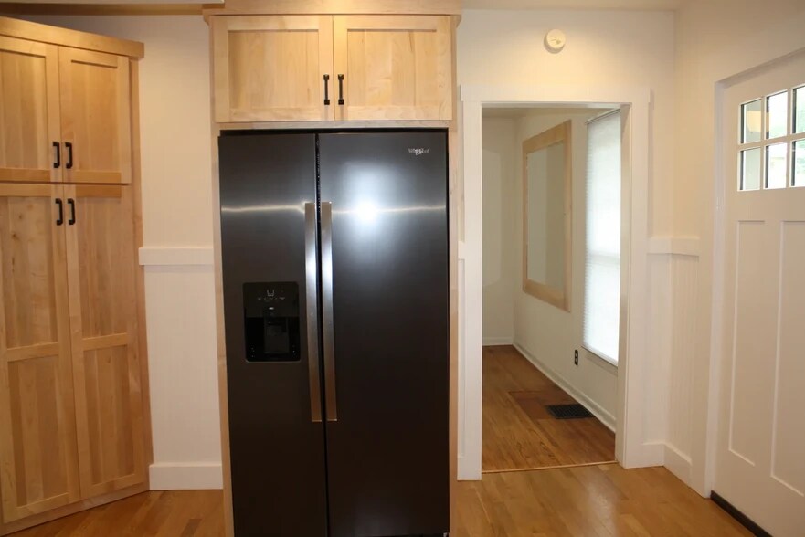 Building Photo - 1006 E 1st St