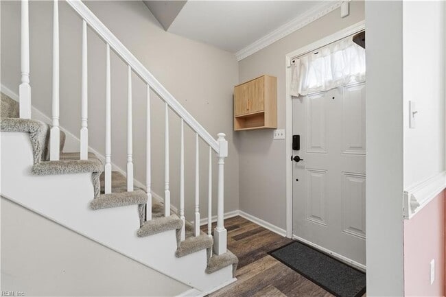 Building Photo - 1328 Mill Lake Quarter