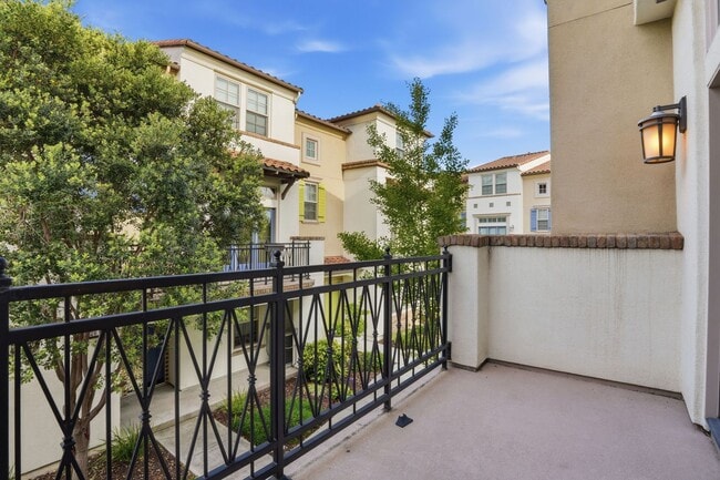 Building Photo - Gorgeous 2 Bed, 2.5 Bath Townhome in Exclusive Reflection Community!