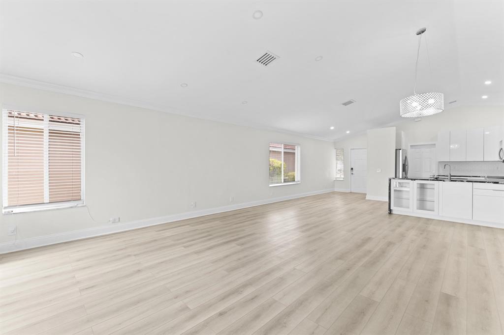 Building Photo - 1425 Majesty Ter