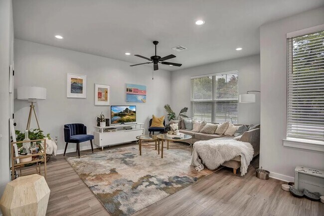 Building Photo - 2318 S 4th St