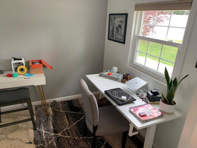 Building Photo - Large House in Cherry Hill East