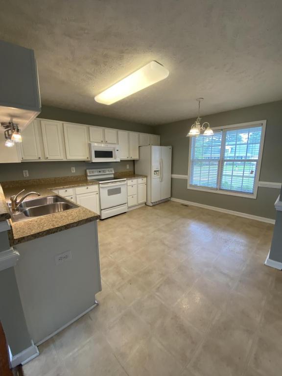 Building Photo - 8229 Foxtrail Dr