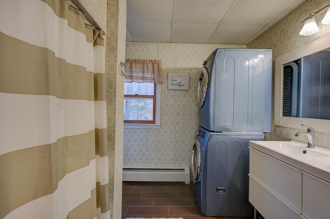 Building Photo - 30 Middle Shore Dr