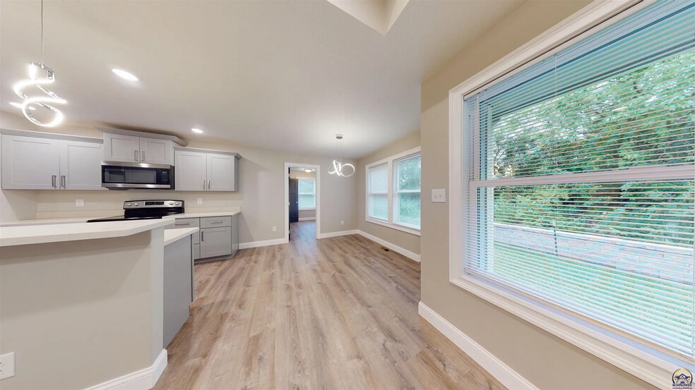Building Photo - 3755 SW Summerfield Dr