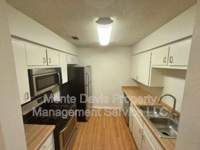 Building Photo - 115 Waller St