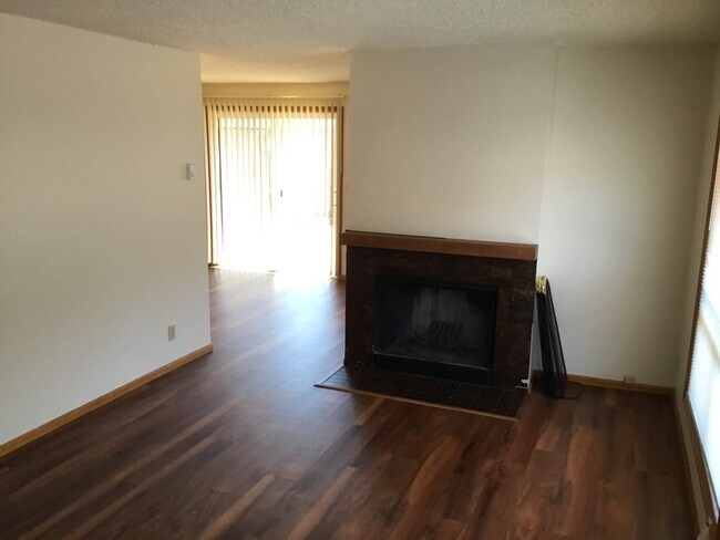 Building Photo - 2 Bedroom, 1 Bath Home in Cal Young Neighborhood