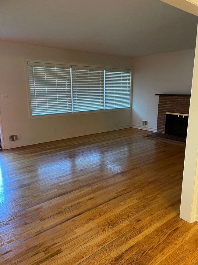 Building Photo - 3 bedrooms, 2 Baths Ranch Home with Large, Fenced Yard in the River Crest Neighborhood!