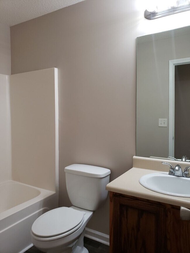 Building Photo - Come home to Serenity - 3 bedroom 2 bathro...