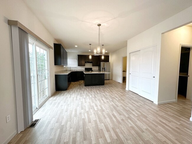 Building Photo - 4 bed 2 Bath Home in Parkway West