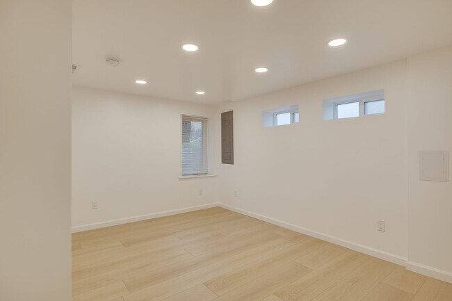 Building Photo - Charming 4 Bed, 2.5 Bath Brick Bungalow in...