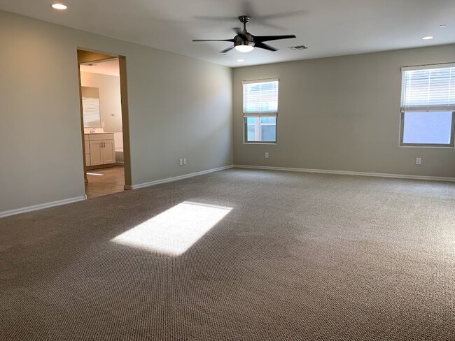 Building Photo - 4 BEDROOM PLUS LOFT, BUILT IN BBQ WITH COMMUNITY POOL