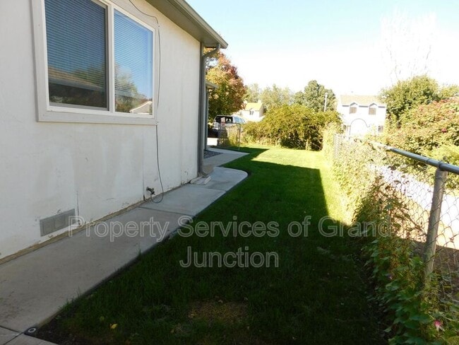 Building Photo - 3045 1/2 Stoneybrook Lane