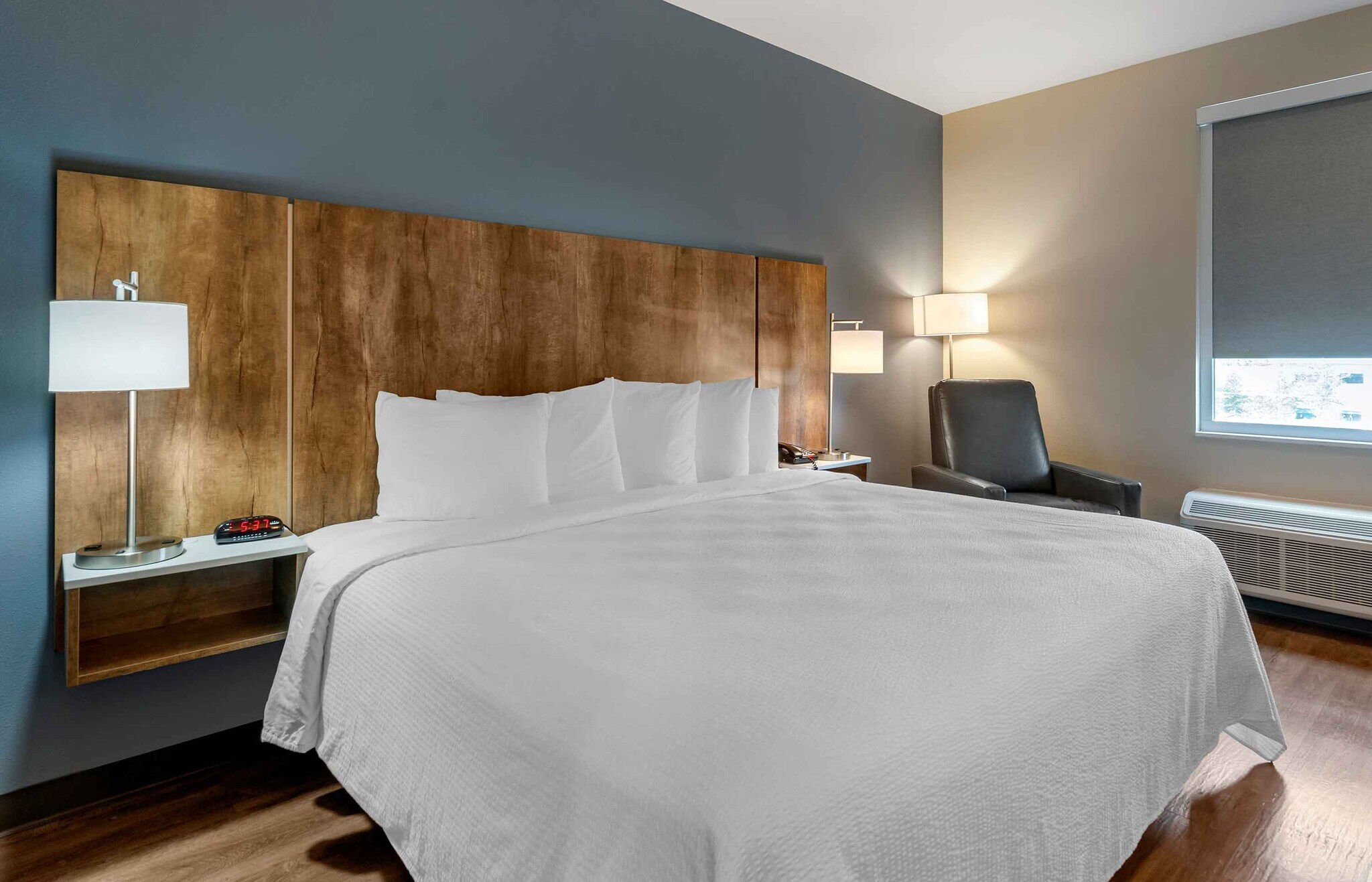 Building Photo - Furnished Studio-Phoenix - Chandler - Airport