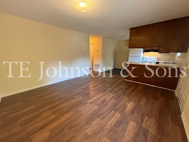 Building Photo - 1506 Oakshire-Water Included