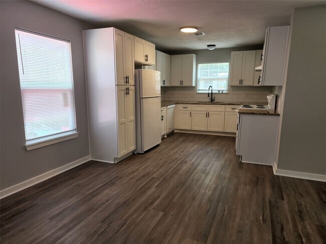 Building Photo - 1508 Carver Ave