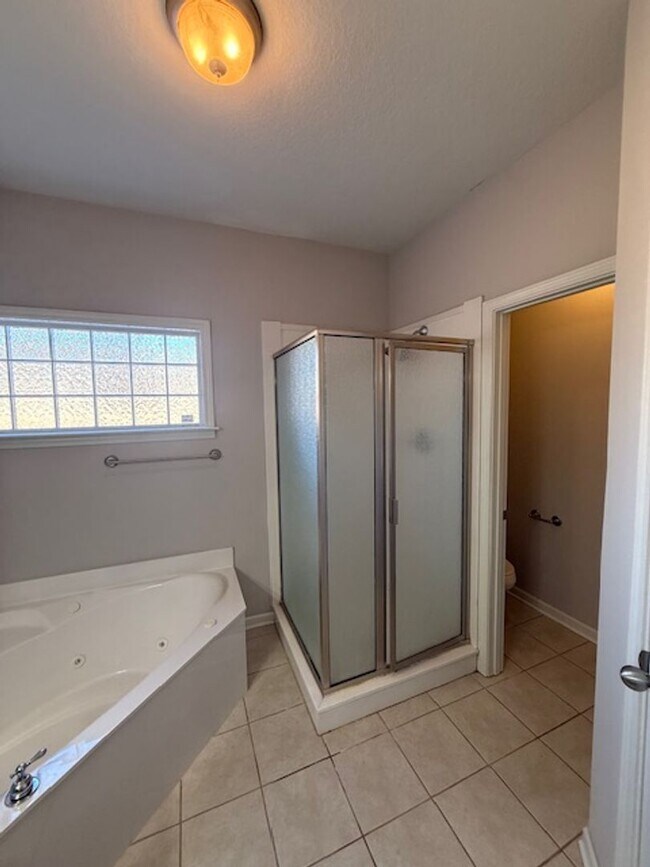 Building Photo - 3 bed 2 bath home with a large bonus room and an additional room that would be perfect for an off...