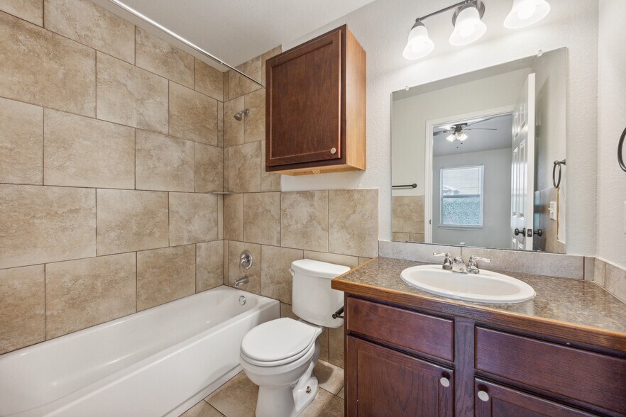 master bath - 2501 Oak Ln