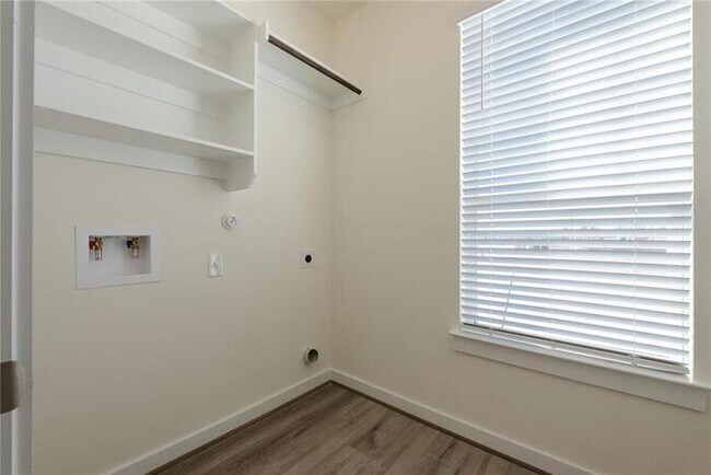 Building Photo - Beautiful townhome/condo located in Pfluge...