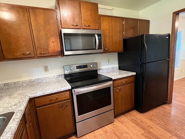 Building Photo - Fenced yard! Showings this weekend! 3 Bedroom home with garage!